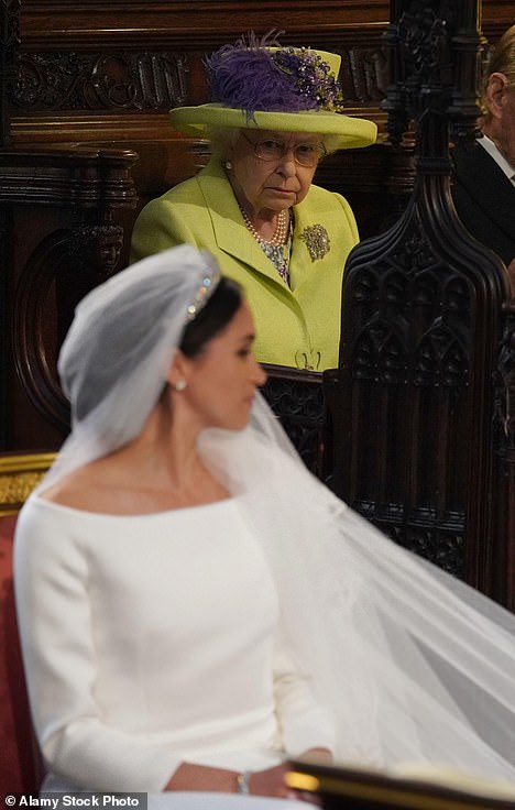 ويقال إن الملكة إليزابيث اعتبرت فستان زفاف ميغان ماركل 
