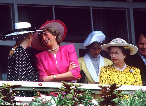 ثلاثة حشد من الناس: سارة، دوقة يورك تشارك نكتة مع الأميرة ديانا بينما تنظر الملكة إليزابيث
