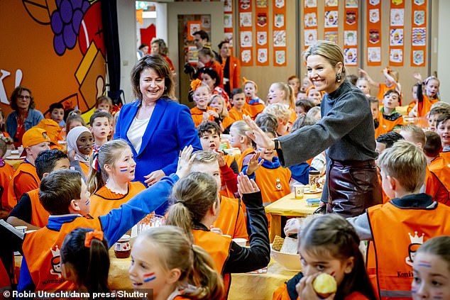 ويبدو أن الملكة الهولندية، البالغة من العمر 52 عامًا، قضت وقتًا رائعًا وهي تغني وتتحدث مع طلاب المدارس