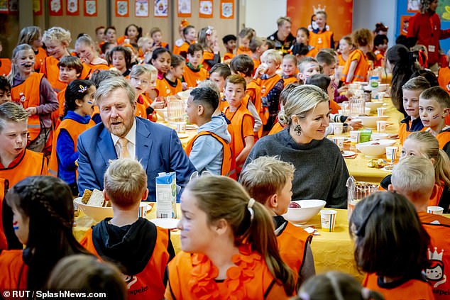تم تصوير الزوجين الملكيين جالسين على طاولات الغداء مع الطلاب أثناء تناولهم العشاء على السندويشات والفواكه والمياه في مقصف المدرسة
