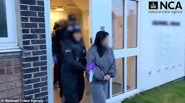 أحد أعضاء العصابة يتم إخراجه من منزل في كرويدون بعد أن اعتقلها الضباط للاشتباه في مساعدة المهاجرين غير الشرعيين على القدوم إلى المملكة المتحدة