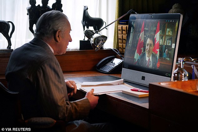 تشارلز يتحدث مع رئيس الوزراء الكندي جاستن ترودو عبر رابط فيديو في 6 مارس. وقد واصل واجباته الملكية خلف الكواليس