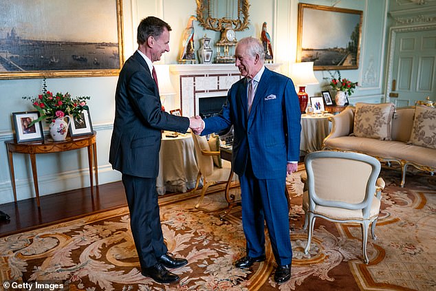واصل تشارلز العمل خلف الكواليس، حيث شوهد هنا وهو يجتمع مع وزير الخزانة جيريمي هانت في غرفة الاستقبال الخاصة في قصر باكنغهام في 5 مارس