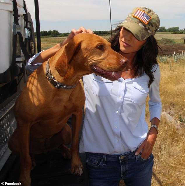 تم التقاط صورة لحاكمة ولاية داكوتا الجنوبية، كريستي نويم، مع كلب آخر تملكه، هو هازل، وهو من نوع فيزلا.