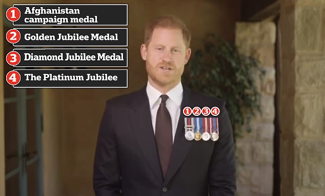 تتألف ميداليات هاري (من اليسار إلى اليمين) من ميدالية خدمته في أفغانستان بالإضافة إلى ميداليات اليوبيل الذهبية والماسية والبلاتينية لجدته الملكة إليزابيث الثانية.
