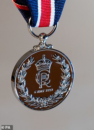تتميز ميدالية التتويج بالشفرة الملكية للملك، CIIIR (تشارلز الثالث ريكس)، في الخلف