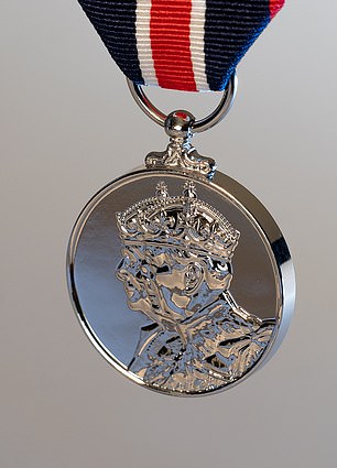 تتميز ميدالية التتويج بوجود تمثال للملك تشارلز والملكة كاميلا في المقدمة