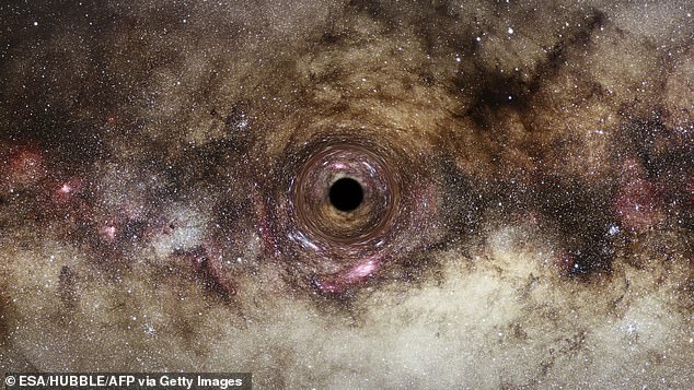 التقط هابل هذه الصورة لثقب أسود في مجرتنا درب التبانة.  تشوه الثقوب السوداء الضوء القريب منها، مما يسبب هذا التأثير الذي يسمى 