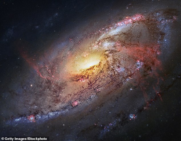 التقط هابل هذه الصورة الضخمة والمفصلة للمجرة الحلزونية M106.  منذ إطلاق تلسكوب جيمس ويب الفضائي، كان الاثنان يعملان معًا.