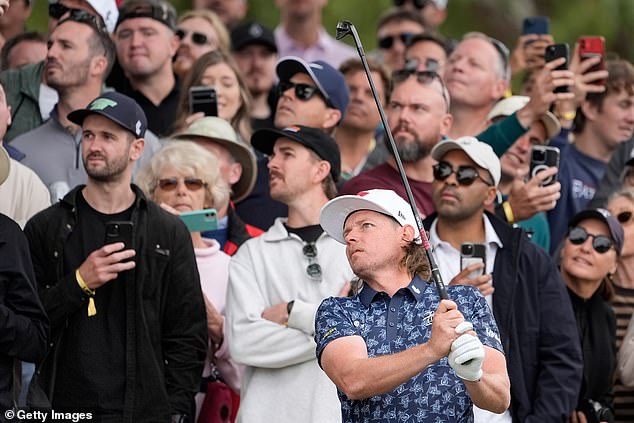 احتشد حشد قياسي في The Grange في أديليد لمشاهدة Aussie Cam Smith (في الصورة) وآخرين يتابعون حدث LIV Golf الأسترالي