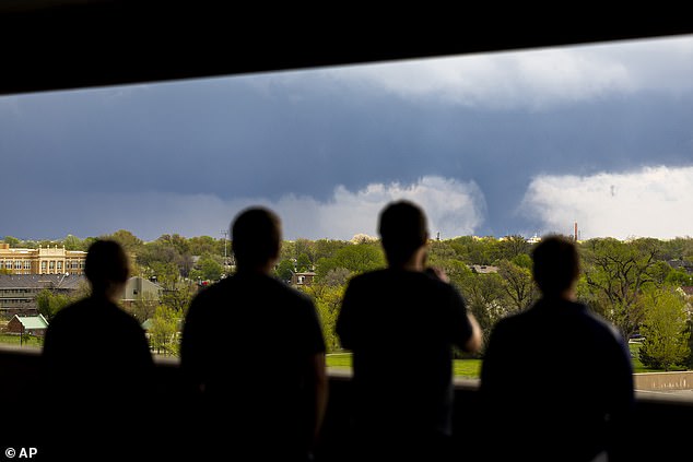 آلي ميرسر، غابي سيدلاتشيك كاليب أندرسن وأوستن يونغ يشاهدون إعصارًا من مرآب للسيارات في الطابق السابع يوم الجمعة في لينكولن، نبراسكا