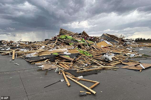 حطام منزل مدمر شمال غرب أوماها، نبراسكا، بعد أن اجتاح إعصار المنطقة