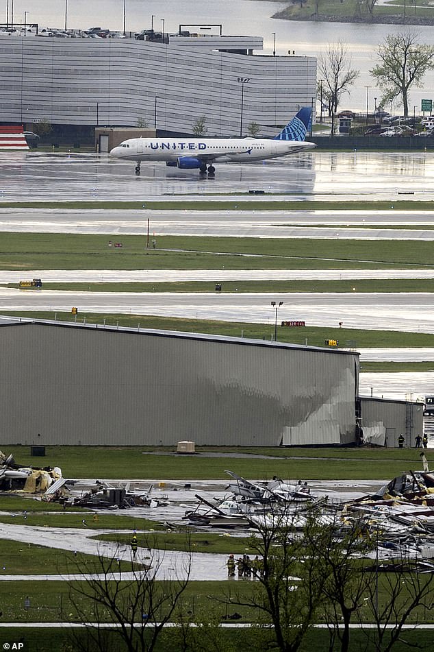 أضرار الطقس الجسيمة التي لحقت بمطار إيبلي في أوماها، نبراسكا مما أدى إلى انقلاب الطائرات