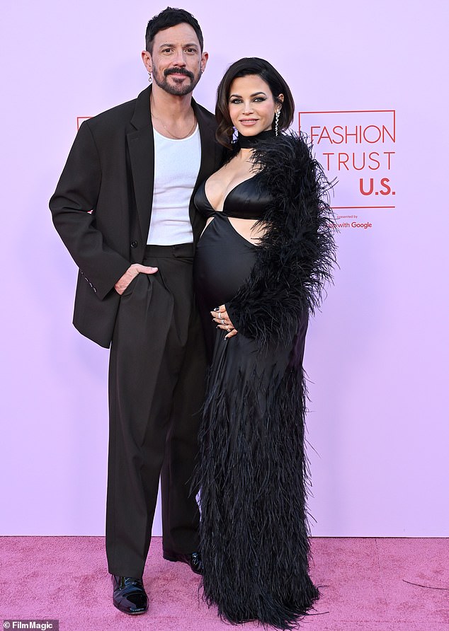 وتنتظر ديوان الآن طفلها الثاني من خطيبها ستيف كازي، الذي التقطت له الصور معه في حفل توزيع جوائز Fashion Trust US Awards هذا الشهر.