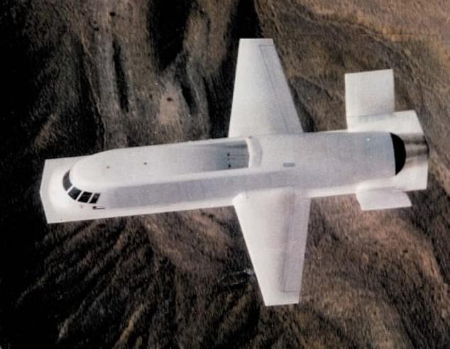 تم تطوير هذه الطائرة الشبح المبكرة ذات المظهر الغريب، والتي تسمى Tacit Blue، في سرية تامة في المنطقة 51 في أوائل الثمانينيات ولم يتم الكشف عنها إلا في عام 1996، بعد سنوات من خروجها من الخدمة.  إنه بمثابة مثال مفيد لمدى إحكام زعماء المنطقة 51 على إبقاء أسرارهم في صدورهم