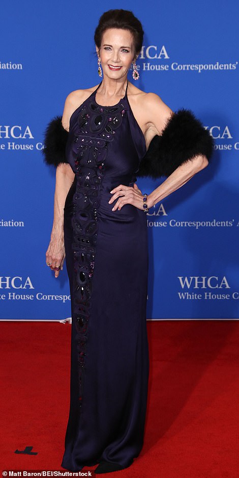 أذهلت الممثلة ليندا كارتر، ممثلة Wonder Woman، بارتداء ثوب كحلي داكن علق بإطارها وتفاصيل مبهرة من الأمام.