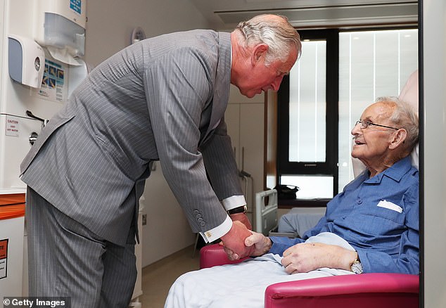 تشارلز يلتقي بمريض في جولة في مركز الشمال الغربي للسرطان في مستشفى ألتناغلفين خلال زيارة إلى أيرلندا الشمالية في 9 مايو 2017