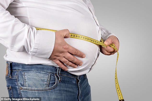 ومع ذلك، فإن هذه الحالة تؤثر في الغالب على الرجال.  تشير الأبحاث إلى أن الوزن الزائد يمكن أن يؤدي إلى تراكم الدهون حول الرقبة بالإضافة إلى زيادة حجم اللسان (صورة مخزنة)