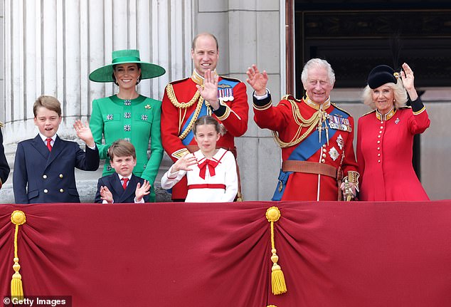 الملك تشارلز الثالث والملكة كاميلا يلوحان إلى جانب الأمير ويليام وأمير ويلز والأمير لويس أمير ويلز وكاترين وأميرة ويلز والأمير جورج ويلز على شرفة قصر باكنغهام خلال فرقة الألوان في عام 2023