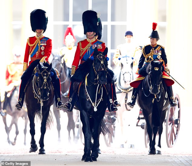 الملك تشارلز الثالث، يرتدي زي الحرس الويلزي، ويحيط به الأمير ويليام والأميرة آن يغادران قصر باكنغهام على ظهور الخيل لحضور Trooping the Color في 17 يونيو 2023