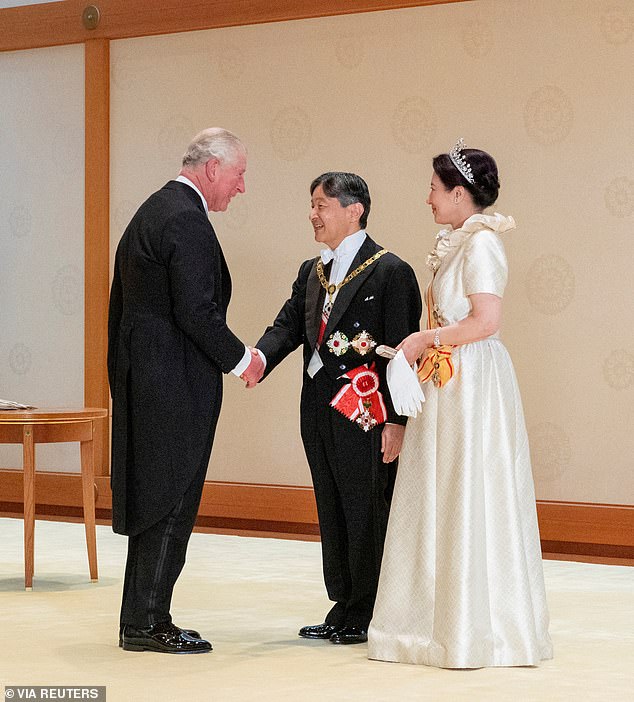 إمبراطور اليابان ناروهيتو والإمبراطورة ماساكو يرحبان بتشارلز قبل مأدبة البلاط في القصر الإمبراطوري في طوكيو، اليابان.  22 أكتوبر 2019