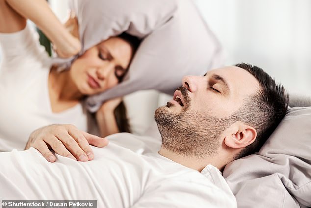 يعيش أكثر من 1.5 مليون شخص في المملكة المتحدة مع انقطاع التنفس أثناء النوم، حيث يؤدي الشخير الشديد إلى تعطيل تنفسهم (صورة مخزنة)