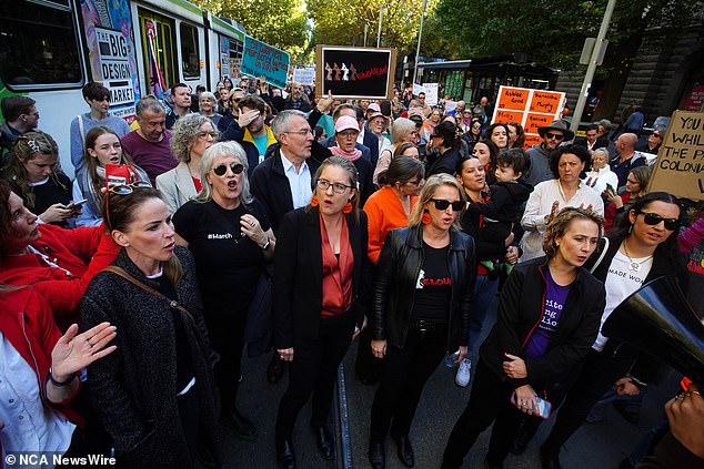 قالت رئيسة وزراء ولاية فيكتوريا جاسينتا آلان (في الصورة في مسيرة ملبورن) إن النساء الأستراليات 