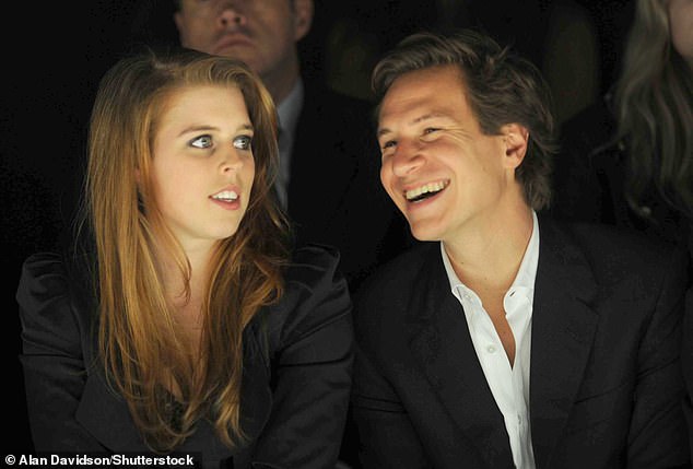 الأميرة بياتريس مع صديقها السابق ديف كلارك في أسبوع الموضة في لندن عام 2010