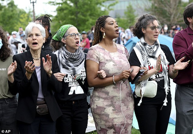 ستاين (يسار) تربط أذرعها مع عضوة المجلس المحلي أليشا سونيير (الثانية من اليمين) ورئيسة المجلس المحلي ميغان جرين (يمين) أثناء مشاركتها في احتجاج مؤيد للفلسطينيين في واشو في سانت لويس بولاية ميسوري يوم السبت.