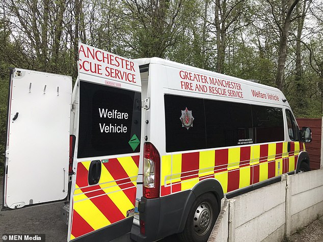 تم تصوير سيارة رعاية تابعة لخدمة الإطفاء والإنقاذ في مانشستر الكبرى في Blackleach Country Park Reservoir اليوم.  تم العثور على المزيد من الرفات البشرية في الموقع اليوم