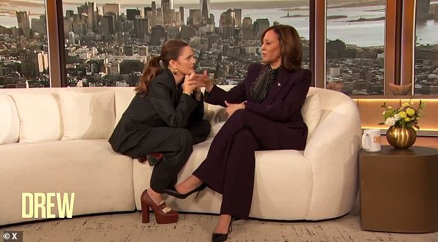 انضم هاريس إلى الممثلة درو باريمور في برنامجها الحواري النهاري حيث جلس الاثنان على أريكة المقابلة