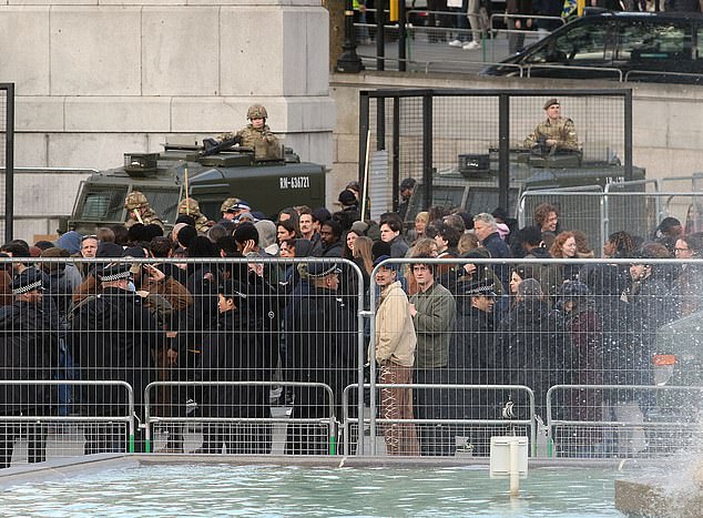 كانت لندن مليئة بالجنود والشرطة الأمريكيين في المشهد المليء بالإثارة حيث شوهد توم خارج محطة مترو الأنفاق المشيدة خصيصًا
