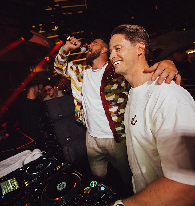 في وقت لاحق من ذلك المساء، شوهد كيلسي وهو يحتفل مع DJ Kygo في ملهى XS الليلي في لاس فيغاس