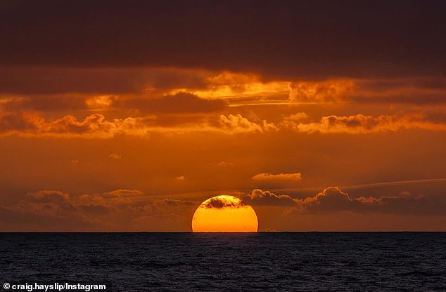 وفي الصورة الأولى التي نشرها Hayslip، شوهد جزء من الشمس وهو يغرب تحت الأفق مع تحليق السحب البرتقالية الداكنة فوقها.