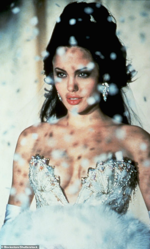 لعبت أنجلينا جولي دور جيا كارانجي في الفيلم الناجح Gia عام 1998