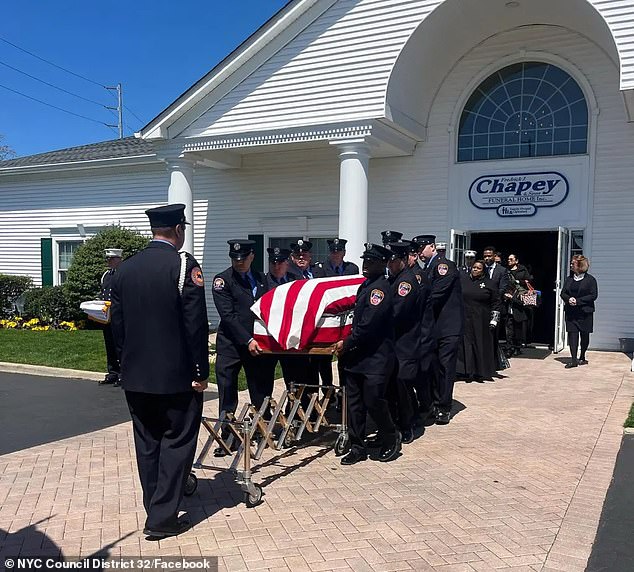 حضر العديد من أعضاء FDNY جنازة فلويد في وقت سابق من هذا الشهر