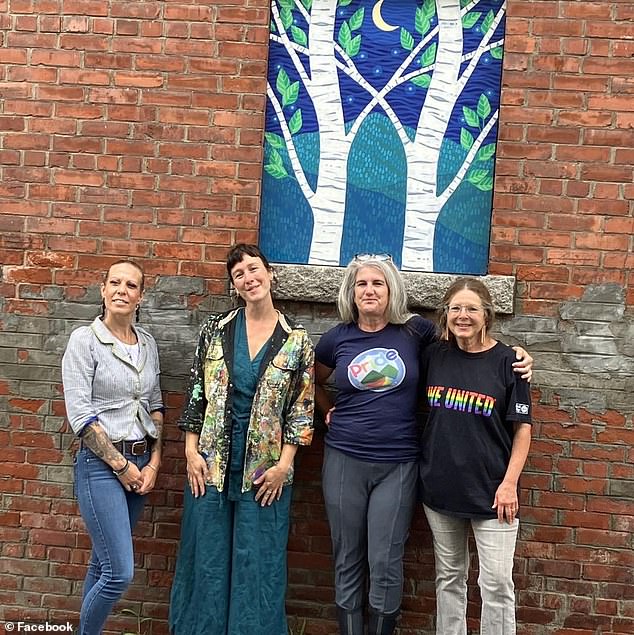 ساعدت كيري هارينجتون (الثاني من اليمين) في بدء North Country Pride التي خططت ودفعت ثمن اللوحة الجدارية