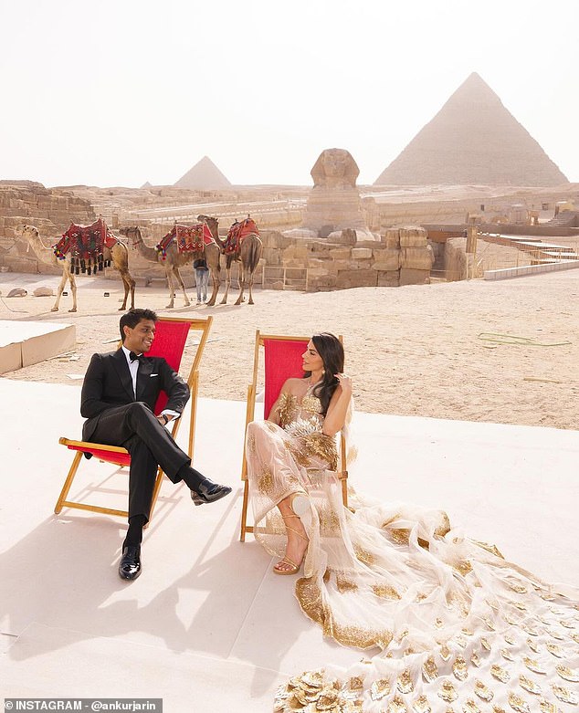 تم ربط الثنائي أمام الأهرامات الكبرى الشهيرة في مصر بعد رحلة سفاري أفريقية
