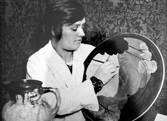 كليف تنتج أحد أعمالها.  أصبحت موهبتها ملحوظة وأصبحت المديرة الفنية لشركة Newport Pottery وAJ Wilkinson، إحدى مصانع الفخار في ستافوردشاير، في عام 1931.
