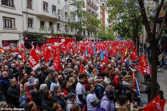أنصار يتجمعون في مظاهرة نظمها حزب العمال الاشتراكي الإسباني (PSOE) لدعم رئيس الوزراء بيدرو سانشيز في 27 أبريل 2024