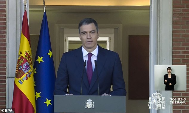 رئيس الوزراء الإسباني بيدرو سانشيز يدلي ببيان في قصر مونكلوا في مدريد للصحافة لإبلاغ قراره بالبقاء في منصبه