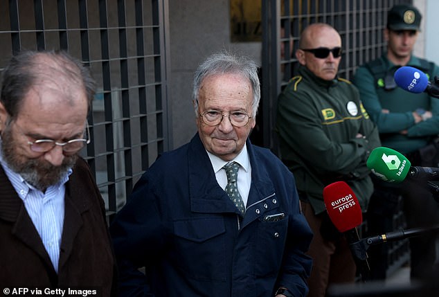 رئيس مجموعة الضغط الإسبانية لمكافحة الفساد مانوس ليمبياس (الأيادي النظيفة) ميغيل بيرناد محاطًا بوسائل الإعلام يغادر محكمة مدريد في 29 أبريل 2024