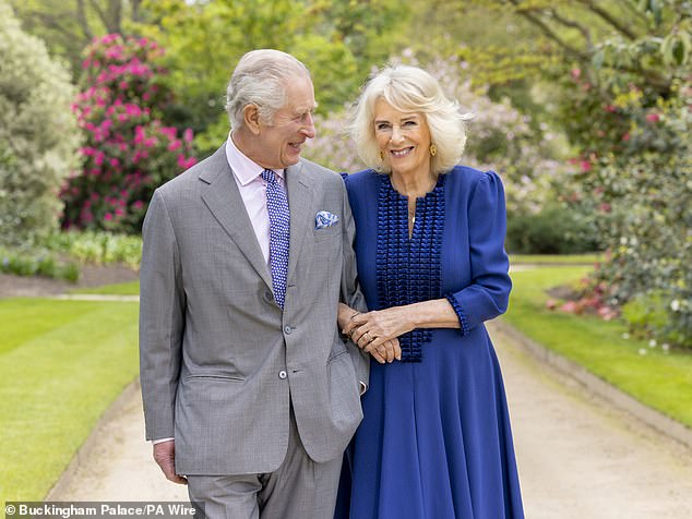 ونشر القصر أيضًا صورة للملك تشارلز والملكة كاميلا وهما يتجولان في حدائق قصر باكنغهام في 10 أبريل، أي اليوم التالي لذكرى زواجهما التاسعة عشرة.