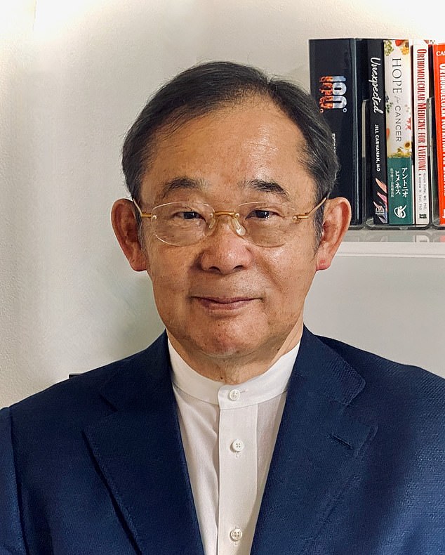 مؤسس الجمعية اليابانية لطب تصحيح الجزيئات الدكتور أتسو ياناجيساوا من اليابان، يأكل السمك ويتناول مكملات فيتامين ب12 كل يوم.
