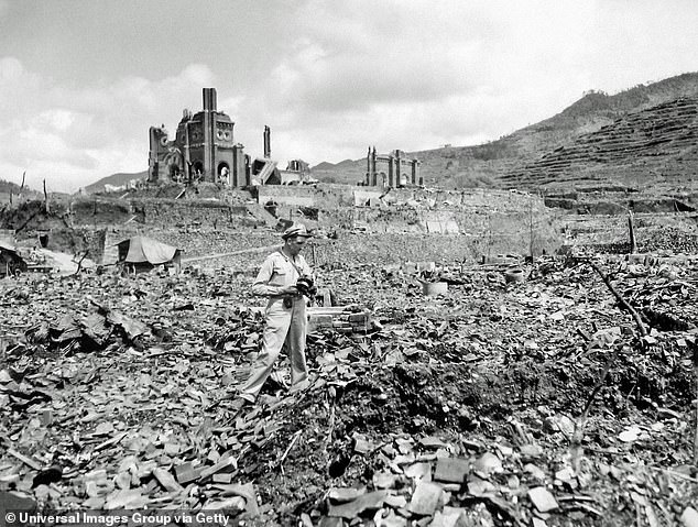 لقد سويت هيروشيما بالأرض بعد أن أسقطت الولايات المتحدة قنبلة ذرية عام 1945 (في الصورة).  الأشخاص الذين نجوا من الانفجار ولدوا بتشوه وراثي يسمى صغر الرأس، مما أدى إلى أن يكون لديهم رأس أصغر