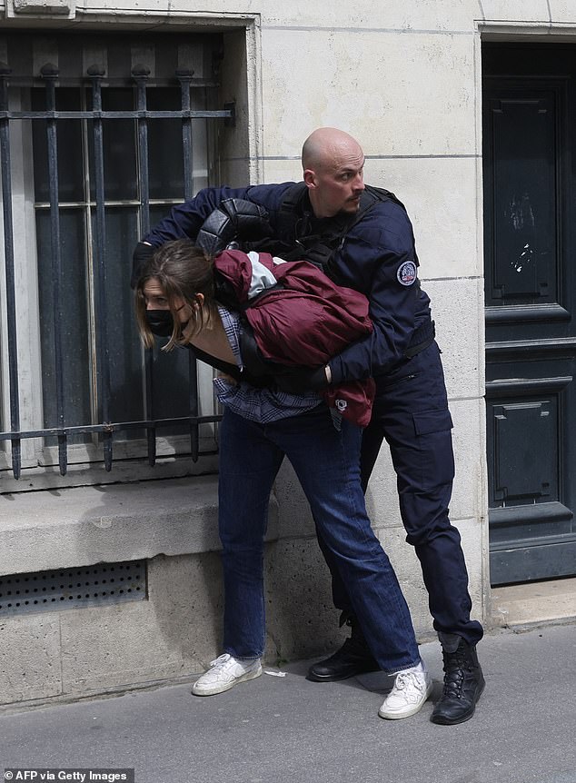 ضابط شرطة يعتقل متظاهرًا خلال مسيرة لدعم الفلسطينيين في جامعة السوربون في باريس