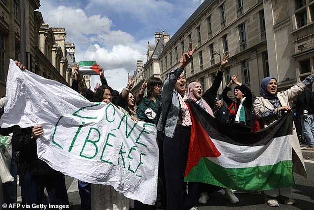 متظاهرون يرددون شعارات ويحملون العلم الفلسطيني خلال مسيرة لدعم الفلسطينيين في جامعة السوربون في باريس
