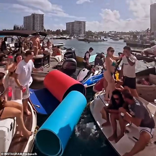 وشوهد المحتفلون مكتظين على متن قوارب في وسط البحيرة وهم يحتسون الكحول ويحتفلون طوال اليوم