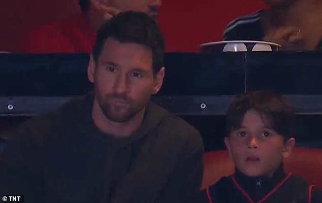 وانضم إلى ميسي في المباراة ابنه ماتيو البالغ من العمر ثماني سنوات، أثناء مشاهدتهما مباراة هيت