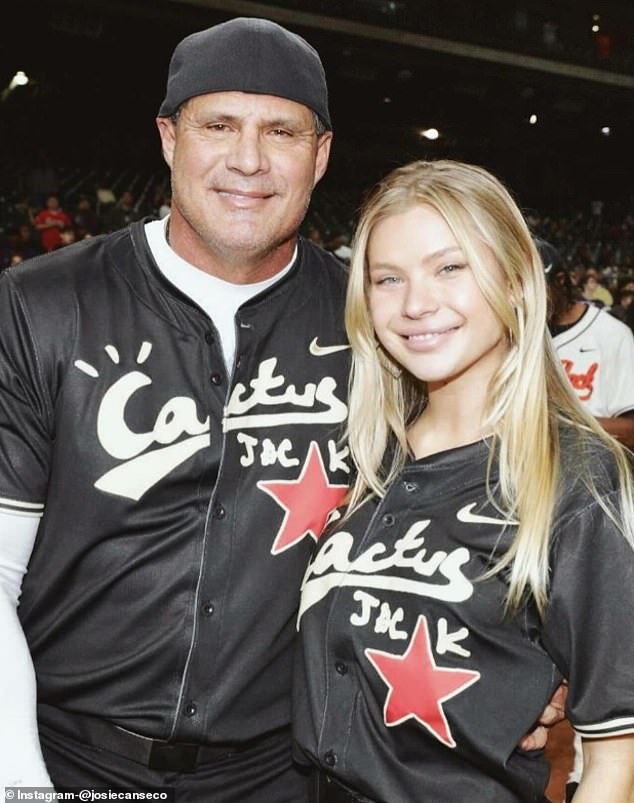 Canseco هي ابنة لاعب MLB السابق خوسيه كانسيكو، الذي لعب 17 موسمًا في المحترفين